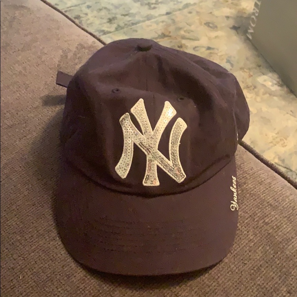 Yankees women’s hat, sequence yankee sign!